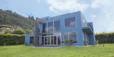 Super propiedad rodeada de naturaleza, con vista al embalse san Rafael, amplias zonas verdes, cerca a la vía principal, vía en buen estado, cómodas vías de acceso