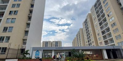 ¡Para estrenar! Se vende moderno apartamento en Valle del Lili, al sur de Cali, en zona de alta valorización. Goza de excelente iluminación, ventilación y una hermosa vista. Cuenta con 3 habitaciones con clóset, principal con baño privado y vestier; amplia sala-comedor, baño social, cocina integral con isla, zona de oficios y balcón con acceso desde la sala. Acabados de alta calidad, pisos en porcelanato y baños con divisiones en vidrio. Parqueadero propio, Piso 10 Con ascensor. El conjunto ofrece seguridad 24/7, portería con hall, CCTV, zonas deportivas, juegos infantiles, salón social y 2 piscinas. Ubicación estratégica, cerca de la Policlínica, universidades, colegios y centros comerciales.