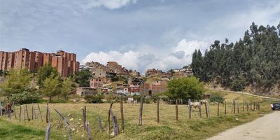 Lote en venta en Duitama, Boyacá, situado en el barrio La Floresta. Este terreno cuenta con una superficie de 1407 m², ideal para construcción y desarrollo de proyectos. Ubicado en una zona de estrato 3, ofrece espacio para un parqueadero. Su localización en Duitama, Boyacá, proporciona cercanía a servicios esenciales y comercios, haciendo de este terreno una atractiva oportunidad para inversión o para construir el proyecto deseado. Para más información, consulte las opciones de WhatsApp, quiero que me contacten o ver teléfonos.