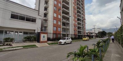 GESPRON alquila moderno apartamento en el Conjunto Residencial Fioralezza, ubicado en el exclusivo barrio La Flora, al norte de Cali. Situado en un quinto piso con ascensor, el inmueble ofrece una cómoda distribución que incluye sala-comedor, cocina tipo americano, zona de oficios independiente, estudio con mueble en madera, dos habitaciones con clóset (la principal con vestier, balcón y baño privado) y un baño auxiliar completo. El conjunto residencial cuenta con piscina para adultos y niños, parqueadero propio en sótano, bahía externa de parqueo, portería 24/7 y vigilancia privada. Su excelente ubicación permite fácil acceso a centros comerciales, restaurantes, amplias vías y zonas verdes. ¡Vive con confort y seguridad en uno de los mejores sectores del norte de la ciudad! Llámanos ya para agendar tu cita.