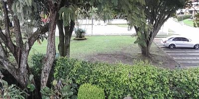 PANCE VENDO REGIA CASA DE UN PISO, AREA LOTE 700 m2, AREA CONSTRUIDA 310M2 APROX, AREA PRIVADA 253 M2
HALL DE RECIBO, SALA COMEDOR, BAÑO SOCIAL, COCINA INTEGRAL CON ISLA, ALCOBA DE SERVICO CON BAÑO, PATIO ROPAS, ESTADERO CUBIERTO, AMPLIA ZONA VERDE, PISO EN MARMOL, PARQUEADERO PARA CUATRO VEHÍCULOS.
PRIMER PISO ALCOBA PRINCIPAL CON BAÑO, AMPLIO VESTIER, TERRAZA, 
DOS ALCOBAS AUXILIARES CON CLOSET Y BAÑO PRIVADO, ALTILLO O SEGUNDO PISO, ALCOBA CON BAÑO. VESTIER, ESTUDIO, BALCON, 
CONDOMINIO DE 15 CASAS, CON RIACHUELO, PISCINA ADULTOS Y NIÑOS, AMPLIAS ZONAS VERDES, CERCA COLEGIOS, UNIVERSIDADES, CENTROS COMERCIALES VALOR $1.500.000.000 ADMON $1.300.000 MAS 550.000 QUE  INCLUYE SERVICIO AGUA, RIEGO JARDINES,SEGUROS DE ZONAS COMUNES. CONTACTANOS VIA WA O TELEFONO  3206926163 - 3148078658