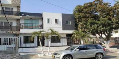 Inmueble con disposición medianera con las siguientes dependencias: sala, comedor, cocina, 3 habitaciones,1 baño social,1 baño privado, zona de labores, No cuenta con garaje. Vetustez 5 años. Vr. Admón. No cuenta con administración