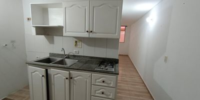 Descubra este funcional aparta estudio en arriendo, ideal para quienes buscan un espacio práctico y adaptable. Con un diseño bien distribuido y excelentes condiciones, este inmueble se presenta como una oportunidad única para personalizar su próximo hogar. Disfrute de la comodidad de vivir en un espacio diseñado para el aprovechamiento. Este aparta estudio ofrece un diseño versátil El baño, compacto y funcional, complementa los espacios privados. La cocina, de tamaño compacto, está completamente equipada con muebles blancos, encimera de granito y estufa de gas, optimizando el espacio y la funcionalidad. Un pasillo bien iluminado por una ventana al fondo del inmueble conecta armoniosamente todos los ambientes, destacando la excepcional ventilación natural que caracteriza a esta propiedad. Además, cuenta con piso en baldosa y cocina integral, muy buenas rutas de transporte, edificio muy tranquilo, zona residencial muy tranquila y muy cerca a almacenas, supermercados, viva laureles.