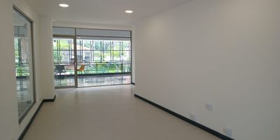 Local u oficina en arriendo para uso comercial con fácil acceso desde las vías principales. Cercano a servicios complementarios en supermercados y centros comerciales, rutas de transporte y servicios complementario del sector. Piso en porcelanato, 2 espacios, 2 niveles, 1 baño, cocineta, cableado de red, techo cielo raso, área de coffee Break. Conjunto cerrado con ascensor, vigilancia, portería 24 horas, circuito cerrado de TV, bahía de parqueo, baños comunales y planta eléctrica. inmuebles sujetos a verificacion de disponibilidad
