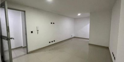 Encontrarás la oficina ideal para alquilar en la hermosa ciudad de Envigado, ubicada en el departamento de Antioquia. Este inmueble cuenta con un área total de 30 M2. La oficina está diseñada para brindarte un espacio funcional y productivo, cumpliendo con todas tus necesidades empresariales.
