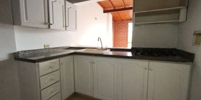 Apartamento en el barrio Cristobal con excelente iluminacion natural y un acogedor balcon, ideal para disfrutar de un ambiente tranquilo y familiar. Ubicado en un sector seguro y con facil acceso a rutas de transporte, iglesias y todo lo que necesitas para tu dia a dia. Su diseno funcional brinda comodidad y calidez en cada espacio, creando el entorno perfecto para compartir y crecer junto a tus seres queridos. Vive la experiencia de confort y bienestar que tu familia merece, ven y haz de este lugar tu nuevo hogar!