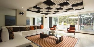 Espectacular apartamento, cerros de suba, moderno, con balcón, hall de entrada a las alcobas, amplio comedor y sala espaciosa, excelentes acabados, cuatro habitaciones cada una con baños, la alcoba principal con walking closet, cuarto y baño de servicio, grande terraza con jardín, zona infantil, parasoles eléctricos, cómodas vías de acceso