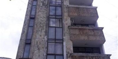 Inmueble con las siguientes dependencias: sala, comedor, balcón, cocina, zona de ropas, cuarto de servicio con baño, estudio, baño auxiliar, tres habitaciones, alcoba principal con baño privado, vetustez 23 años. Vr. Admón. $140.000.