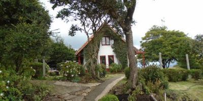 Lote bien ubicado en zona del sopo, con facilidades de acceso. Desde Bogotá esta a treinta kilómetros desde el Centro Andino,  por la autopista o la carrera séptima. Esta dentro de conjunto cerrado en donde hay varias casas habitadas, es un condominio ecuestre. Tiene cien metros de frente y todos los lotes del conjunto tienen una  hectárea