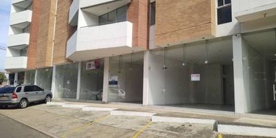 Inmueble corresponde a un local comercial ubicado en el primer piso con disposición exterior y acceso directo desde vía pública. el inmueble no cuenta con espacio de parqueadero privado o asignado, espacio abierto de salón y baño privado, cuenta con servicios públicos activos y medidores instalados de agua, energía y gas natural. Vetustez 3 años. Vr. Admón. $119.301.