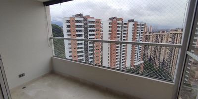 Se arrienda apartamento en Sabaneta, sector El Carmelo, en unidad cerrada con zonas comunes completas, excelente vista, buenos acabados, muy iluminado, cuenta con dos habitaciones amplias, dos baños, closet y vestier, cuarto de ropa, parqueadero y cuarto útil. 
Fácil acceso al transporte público.