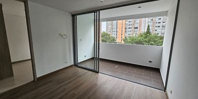 Codigo 29016. Apartamento en arriendo ubicada en El Poblado sector CastropolCaracterísticas principales: • Área: 90 m² • 3 habitaciones • 2 baños • Sala-comedor con acceso a balcón • Cocina integral abierta con cubierta a gas y mesón en cuarztone • Parqueadero doble lineal • Piso en madera laminada en zonas privadas • Acabados modernos y excelente iluminación naturalDescripción: Este acogedor apartamento se encuentra ubicado en el exclusivo sector Castropol, El Poblado, una zona residencial tranquila y de fácil acceso desde la Avenida El Poblado. Su diseño moderno y funcional ofrece espacios cómodos y bien distribuidos ideales para disfrutar de la vida urbana con estilo y comodidad.La habitación principal cuenta con vestier y baño privado con cabina en vidrio templado, mientras que las habitaciones auxiliares disponen de closet y piso en madera laminada. La cocina abierta, con cubierta a gas y mesón en cuarztone, se integra perfectamente con la zona social, brindando amplitud y luminosidad.El balcón ofrece un agradable espacio exterior con vista hacia el entorno verde del sector, ideal para compartir momentos de descanso.Zonas comunes: Portería 24 horas, lobby, gimnasio, salón social, piscina para adultos y niños, parque infantil, amplias zonas verdes y parqueadero para visitantes.Entorno y ubicación: Ubicado a pocos pasos de la Avenida El Poblado, cerca de centros comerciales, restaurantes, zonas corporativas y con excelentes vías de acceso. Mascotas: Se aceptanUn espacio ideal para quienes buscan confort, ubicación estratégica y un ambiente residencial tranquilo en una de las zonas más apetecidas de Medellín.