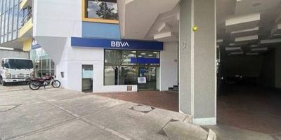 Local comercial con destinación y uso de oficina bancaria, distribuido en dos niveles. El primer nivel cuenta con oficinas, en el segundo nivel cuenta con cuarto de máquinas, asesores, bóveda y un archivo subterráneo, 5 garajes dobles y 1 sencillo, cubiertos, de uso privado. Vetustez 36 años. Agendamiento visita directamente con el banco.