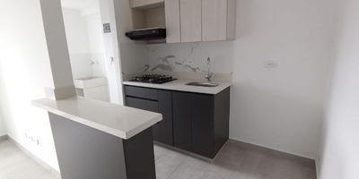 Se arrienda apartamento en Sabaneta, san José parte alta.
El apartamento tiene tres habitaciones, dos baños, tres closets, sala comedor, cocina integral, zona de ropas, balcon y parqueadero.