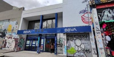 Local comercial con destinación y uso de oficina bancaria, distribuido en un nivel con sotano. Cuenta con zona de cajeros automáticos oficinas, sala de espera, cajas, oficinas asesores, baños, cocina, cuarto técnico, cuarto equipos, archivo y sótano, 2 depósitos, garajes (8 cupos de parqueo sencillos). Vetustez 26 años. Agendamiento visita directamente con el banco.