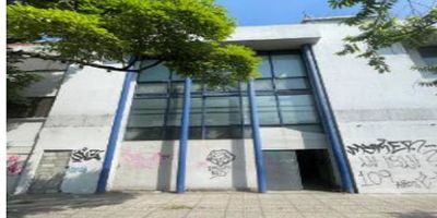 Local comercial con destinación y uso de oficina bancaria. Cuenta con oficinas, baños, cocina, zona de archivo. Vetustez 23 años.