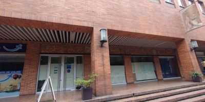 Nueve locales unidos físicamente jurídicamente independientes con destinación y uso de oficina bancaria. distribuidos en 2 niveles. Cuenta con oficinas, baños, cocina, cuarto de aseo, archivo y bodega. Vetustez 27 años. Vr. Admón. $7.631.055.