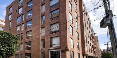 Apartamento en venta en Bogotá, en el reconocido barrio Rincon del Chicó, Cundinamarca. Este inmueble para estrenar, de estrato 2, se ubica en el piso 7 con 240 m² de área privada. Ofrece 3 habitaciones, 3 baños, amplia sala comedor, cocina, y un cuarto de servicio con baño. Cuenta además con estudio y 2 parqueaderos. El edificio tiene vigilancia. Una excelente oportunidad para vivir en una zona residencial con comodidades. Para más detalles, contáctenos por WhatsApp, solicite que le contacten o revise los teléfonos disponibles.