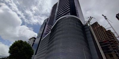 Oficina ubicada en el piso 18, cuenta con 1 oficina cerrada, sala de juntas , disponibilidad para más de 20 puestos de trabajo, una cocineta, recepción. Excelente vista, iluminada buen estado. 2 garajes. Vetustez 4 años.