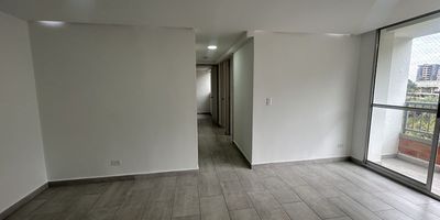 Codigo 29017. Apartamento en arriendo ubicado en Sabaneta sector Loma de San JoseCaracterísticas principales: • Área: 57 m² • 3 habitaciones • 2 baños • Sala-comedor y biblioteca o estudio • Cocina integral abierta con cubierta a gas y campana extractora • Mesón en cuarztone • Zona de ropas independiente • Balcón con vista abierta • Parqueadero sencillo • Red de gas y servicios públicos completos • Piso en cerámicaDescripción: Este agradable apartamento se encuentra ubicado en la Loma de San José, Sabaneta, un sector residencial tranquilo con excelente proyección y cercanía a zonas de comercio, estudio y recreación.Su distribución funcional permite aprovechar al máximo cada espacio: cuenta con una zona social iluminada que se integra con el balcón, una cocina abierta moderna con acabados en cuarztone y tres habitaciones cómodas. La habitación principal dispone de baño privado con cabina en vidrio templado y las auxiliares con closets amplios.El apartamento se destaca por su buena ventilación, diseño contemporáneo y su cercanía a importantes vías de acceso del sur del valle de Aburrá.Zonas comunes: Portería 24 horas, salón social, gimnasio, piscina para adultos y niños, parque infantil, cancha deportiva, amplias zonas verdes y parqueadero de visitantes.Entorno: Ubicado cerca de la Universidad CEIPA, el Mall Zona Sur y la Loma de San José, con excelentes conexiones hacia el parque principal de Sabaneta, centros comerciales y transporte público. Mascotas: Se aceptanUn espacio moderno, cómodo y bien ubicado, ideal para disfrutar de la tranquilidad y el estilo de vida residencial que caracteriza a Sabaneta.