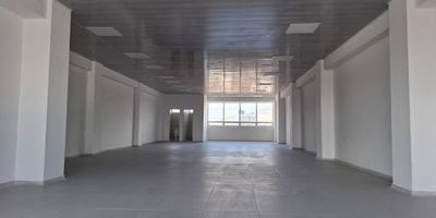 OFICINA EN ARRIENDO  160 m  DE ESPACIO FUNCIONAL Y MODERNO!Un lugar pensado para potenciar la productividad y el confort de tu equipo, fácil acceso, excelente transporte y entorno comercial ideal para empresas.pisos en porcelanato, iluminación led, dos baños, no cuenta con garaje, el espacio es completamente libre, ideal para uso de empresas, talleres de costuras, call center, almacenaje,escuelas de danza, conducción entre otros usos. No cuenta con vigilancia, ni servicio de portería.