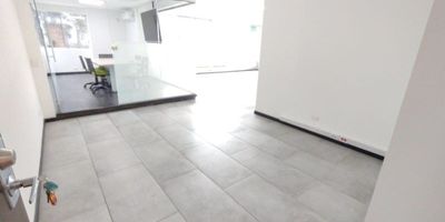 Arriendo oficina cuarto piso en el Edificio Forum del poblado, excelente ubicación, al lado del Centro Comercial Santa Fe, con buen acceso a transporte publico, dos oficinas y un salón, 2 baños, cocina semi integral, 3 aires acondicionados, 3 parqueaderos, 3 cuartos útiles. portería diurna con seguridad privada, espacio para comedor común.
