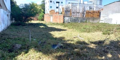 Inmueble ubicado en zona segura y tranquila, a una cuadra de las playas de Crespo y su parque lineal, cerca de cafés, restaurantes, supermercados y del aeropuerto. A solo 10 minutos del centro histórico y 5 minutos de la zona norte.
Uso de suelo: Residencial D.
Linderos: Frente 26,30 m; Occidente 63 m (línea quebrada); Oriente 50 m; Fondo 49 m (línea quebrada).
Área total: 991 m².

Por su ubicación, acceso a infraestructura y viabilidad de licencia, este lote es ideal para desarrollar un proyecto residencial o turístico con alta valorización y potencial de renta.