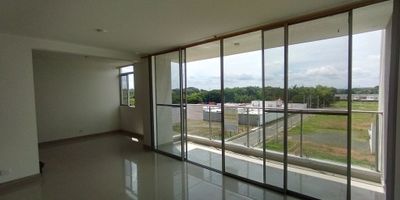 Descubre la comodidad en este hermoso apartamento de 2 habitaciones, ESTUDIO O STAR TV y 2 baños, CALENTADOR DE AGUA Y AIRE ACONDICIONADO, ubicado en una de las zonas más tranquilas de Jamundí. Con 70,80 metros cuadrados de espacio bien distribuido, cada rincón ha sido diseñado para brindar confort y estilo. Además, cuenta con 1 parqueadero cubierto en SOTANO para tu conveniencia. Disfruta de la tranquilidad y seguridad que ofrece AQUA Foresta.