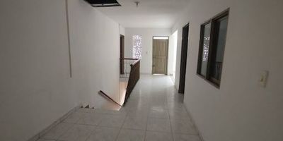 SE ALQUILA APTO PISO 2 , en excelente ubicación, Pisos en cerámica, Sala-comedor, balcón, Cocina funcional con alacena y estufa , Zona de oficios independiente, tres habitaciones con closet entrepaños, 1 baño , Ubicada en zona estratégica, con fácil acceso a vías principales y servicios. NOTA se cobran $ 260.000 pesos adicionales al valor del canon para concepto de servicios públicos ya que están compartidos, este valor incluye solo para tres personas, si llega una persona adicional se cobrará un valor de $ 80.000 pesos  $ 260.000, CONCEPTO DE SERVICIOS PUBLICOS NO ESTA INCLUIDO EN EL VALOR DELCANON DE ARRENDAMIENTO. Pero deberá cancelarlo junto con el canon de arrendamiento.