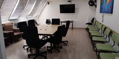 Acogedora oficina de 45 M2, en zona central de Usaquén, en un edificio de regular tamaño y en un cuarto piso interior, que permite mayor tranquilidad y una mejor inter-relación entre sus ocupantes. En su interior goza de un baño  para mejor privacidad y una cocineta para la atencion a los integrantes de la oficina y sus visitantes. Adicionalmente un comodo parqueadero para tener tranquilidad al parquear.

El edificio cuenta con una bonita recepcion  y una muy bien dotada sala de juntas para 20 ó 25 personas, que se gestiona a través de la administración.

La zona se caracteriza por su gran variedad de comercio en general, con zonas bancarias y predominantemente los consultorios y clinicas para la salud y tiene fácil transporte hacia cualquier lugar de la ciudad. Es una linda oportunidad para tener tu empresa en un lugar de buen prestigio y mejores garantias para el desarrollo comercial. HAZ TU CITA YA!  COD. 922-5218