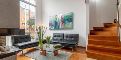 Encantadora casa en arriendo completamente amoblada en Bogota. Ubicada en un conjunto cerrado, a pocos pasos de importantes centros comerciales, esta espaciosa propiedad cuenta con todas las comodidades que necesitas. Con 3 habitaciones, Family room y un estudio, hay espacio más que suficiente para toda tu familia.

La casa cuenta con 3 habitaciones, la principal con walking closet, balcón y terraza. Su sala-comedor de diseño abierto, techo de doble altura y ventanales de piso a techo, ofrece un ambiente acogedor y moderno, perfecto para disfrutar de momentos especiales con tus seres queridos. Una de las características destacadas de esta propiedad es su agradable zona verde, donde podrás relajarte y disfrutar del aire fresco.

El conjunto cerrado en el que se encuentra la casa ofrece una variedad de instalaciones recreativas, juegos infantiles, un gimnasio y piscina, lo que garantiza un estilo de vida activo y entretenido.

¡No pierdas esta oportunidad!