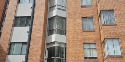 Arrendamos apartamento ubicado en el barrio cedro bolívar en un quinto piso exterior con ascensor y vista exterior, con un área de 97 metros cuadrados, y la siguiente distribución; sala comedor amplia con chimenea, cocina integral cerrada y zona de lavandería amplia ambas con comodos gabinetes y baño de servicio, tres habitaciones con closet, la principal con baño privado, un segundo baño completo, ambos con duchas eléctricas, pisos en ceramica, vista exterior, dos garajes independientes, se puede tomar uno solo y opcional el deposito, valor del canon incluye administración.