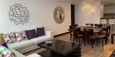 Apartamento amoblado de 140 m2 cuenta con sala comedor, cocina abierta y amplia, zona de ropas independiente, star de TV, 3 alcobas, 2 baños, 2 garajes. 

El edificio cuenta con salón social, gimnasio, sala de juntas, sala de conductores, recepción, terraza BBQ. 

Vías de acceso como la calle 127, Av Cra 15. Cerca al parque El Country, Centro Comercial Unicentro, restaurantes, bancos. 

Canon con administración $9.500.000
