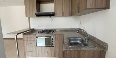 Hermoso apartamento con un área de 70 m², ideal para ti y tu familia. Este amplio y confortable espacio se distingue por sus modernos y elegantes acabados, brindando un ambiente acogedor y funcional. Además, cuenta con una ubicación estratégica, cerca de vías principales y zonas de transporte que facilitan tu movilidad y conexión con la ciudad.