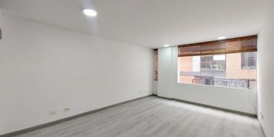 Lindo apartamento de vista interior con buena iluminación natural, cuenta con sala comedor, alcoba con closet, pisos en cerámica, cocina integral eléctrica y garaje cubierto. El edificio cuenta con salón comunal, vigilancia 24/7, citófono, ascensor y CCTV. Cerca a Parque Nacional, Universidad Javeriana, Avenida Caracas, Avenida Calle 45, Transmilenio y rutas del Sitp, zona residencial.