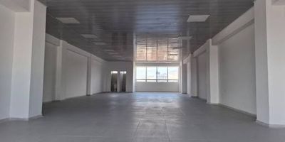 OFICINA EN ARRIENDO  160 m  DE ESPACIO FUNCIONAL Y MODERNO!Un lugar pensado para potenciar la productividad y el confort de tu equipo, fácil acceso, excelente transporte y entorno comercial ideal para empresas.pisos en porcelanato, iluminación led, dos baños, no cuenta con garaje, el espacio es completamente libre, ideal para uso de empresas, talleres de costuras, call center, almacenaje,escuelas de danza, conducción entre otros usos. No cuenta con vigilancia, ni servicio de portería