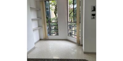  

Alquilo excelente apartaestudio en edificio piso 3 con ascensor, consta de 2 ambientes, sala comedor, 1 habitacion, 1 baño, parquedero doble, cocina integral, zona de oficios. El canon de arrendamiento incluye la administracion.
