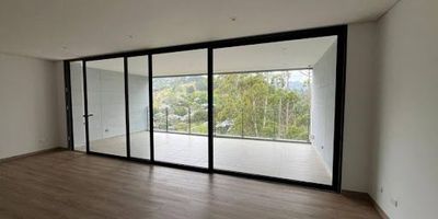 Hermoso apartamento para arriendo en el sector Sajonia-Aeropuerto, el apartamento es para estrenar en el penúltimo piso de Bohemia Mía ( Rionegro – Sajonia), cuenta con dos habitaciones la principal con baño y Vestier , la otra habitación con Baño y Closet, baño social (1), cocina abierta integrada con sala comedor, balcón amplio con hermosa vista, zona de ropas, 2 parqueaderos contiguos y un cuarto útil. , ZONAS COMUNES COMPLETAMENTE DOTADAS, Piscina, Salón social, Gimnasio, Juegos de Niños, Zona de fogatas, Senderos, Salón de Jóvenes, Salón VIP, Zona de mascotas, Coworking, Zona de BBQ.