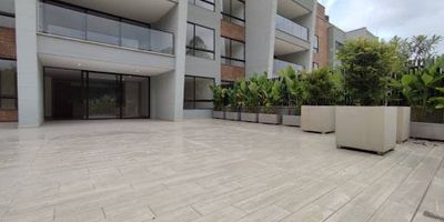 Hermoso apartamento en arriendo para estrenar en Rionegro, sector Sajonia. Rodeado de naturaleza, el inmueble tiene 164m2 con 2 habitaciones con vestier y baño, 1 baño social, sala comedor, cocina equipada y zona de ropas, el mayor atractivo de este inmueble es una terraza de 65mt2 con materas incluidas, lo que genera un espacio enorme para disfrutar del clima con vista verde y reuniones familiares. Cuenta con 2parq, 1cuarto útil. Zonas comunes: piscina, gimnasio, juegos infantiles, salón social, fogata y portería con vigilancia 24/7, Canon de $7.000.000