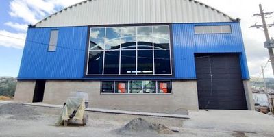 Excelente bodega en arriendo y para estrenar, dentro de parque industrial en el municipio de Guarne, al borde de la autopsita Med-Bog, cuenta con puerta camnión y amplias vías de maniobra. Área total construída 1.580mt2 distribuida de la siguiente manera. Primer nivel de 704mt2 con mezzanine de 404 mt2, ambas con losa reforzada de 5TonXm2, sótano de 343mt2 con mezzanine de 128mt2, ambas con losa reforzada de 3TonXm2. Energía trifásica de 112kva, malacate con capacidad de carga de 2Ton. Canon $40.000.000 más IVA y admón incluída.