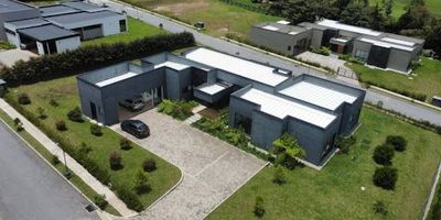 Te presentamos esta hermosa casa ubicada en Fizebad, uno de los municipios más atractivos y tranquilos de Antioquia. Con una amplia área de terreno de 1876 M2, esta propiedad te brindará la privacidad y espacio que siempre has deseado para ti y tu familia.

Construida con materiales de alta calidad y un diseño moderno, esta casa cuenta con un área construida de 375 M2 y una zona privada de la misma dimensión. Podrás disfrutar de 3 cómodas alcobas, perfectas para el descanso y la intimidad de cada miembro de la familia, así como 4 baños completos para mayor comodidad.

Esta casa también ofrece una excelente opción de almacenamiento gracias a sus armarios empotrados en cada habitación, brindándote un espacio adicional para organizar tus pertenencias. Además, cuenta con baño auxiliar y baño en habitación principal, garantizando la comodidad y privacidad que necesitas.

Si eres amante de la cocina, te encantará la barra estilo americano que se integra perfectamente al área social, permitiéndote disfrutar de momentos inolvidables con tus seres queridos mientras cocinas tus mejores platos. Además, cuenta con biblioteca/estudio, ideal para trabajar desde casa o para que tus hijos realicen sus actividades escolares en un ambiente tranquilo.

Pensando en tu comodidad, esta casa cuenta con calentador de agua, clósets funcionales y una moderna cocina totalmente equipada. También ofrece habitación de servicio, perfecta para acomodar a tus ayudantes o para convertirla en un espacio de almacenamiento adicional.

Lo mejor de todo es que esta casa es unifamiliar, por lo que tendrás toda la privacidad y tranquilidad que necesitas. Además, podrás disfrutar de una hermosa vista panorámica y de la seguridad que ofrece la puerta de seguridad de la propiedad.

No esperes más para adquirir esta maravillosa casa en una de las zonas más exclusivas de Antioquia. Contáctanos hoy mismo y conoce más detalles sobre esta increíble oportunidad de inversión. ¡No te arrepentirás!