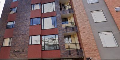 Chapinero Alto, Bogotá. Una de las zonas con mayor valorización y mejor ambiente cultural y gastronómico de la ciudad, Piso 3 con Ascensor, comodidad y fácil acceso, pisos están revestidos en madera laminada, creando un ambiente cálido y fácil de mantener, sala comedor, Cocina Integral a Gas totalmente  funcional y lista para usar. Zona de lavandería, a pesar de ser interior, el apartamento goza de excelente iluminación natural, manteniéndolo siempre claro y vibrante. Calentamiento de agua con ducha eléctrica, vista interior, lo que proporciona tranquilidad y aísla del ruido de la calle.