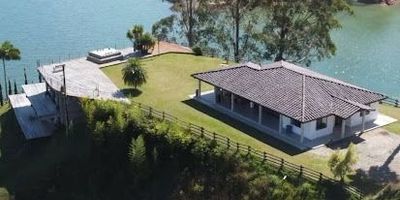 Casa en Venta en Guatapé con acceso directo a la represa cuenta con un área de lote de 23.000m2 y área construida 300m2 en un solo nivel 4 habitaciones, 3 baños, sala TV, jacuzzi, cocina abierta con isla, muelle privado para un bote y 4 jetsky, acceso a la represa y es península la vista es espejo tiene agua por los 3 lados queda a todo al frente de la finca la manuela (Pablo Escobar), casa de mayordomo.
