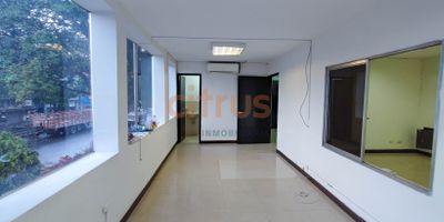 Oficina de 231 m2 en la zona industrial de Bel&eacute;n, est&aacute; cerca de transporte p&uacute;blico como el sistema Metro y Metropl&uacute;s, cuenta con 3 ba&ntilde;os, buenos espacios abiertos, tiene 2 aires acondicionados, cuenta con 1 malacate con muy buena capacidad. El valor del canon es m&aacute;s IVA.
