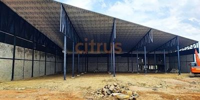 Lote ubicado en zona rural con un constante desarrollo industrial, cuenta con 10.500 m2, tiene construidos 1.500 m2 distribuidos en 1.100 m2 en área en bodega y 400 m2 en área de oficina, actualmente están en proceso de la construcción y algunos detalles que serán terminados cuando llegue un cliente con una necesidad específica, la bodega cuenta con un sistema de aprovechamiento de aguas lluvias, la energía es monofásica, se analizaría el tema del aumento de la capacidad eléctrica cuando llegue un cliente que lo necesite, en el tramo de terreno restante también se puede construir respetando cierta distancia con los cables de alta tención que atraviesan el terreno por el aire.