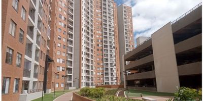 Codigo: 9604FR913  Apartamento en venta en Nueva Colina de 60 m², con excelente iluminación natural y espacios modernos. Ubicado en un primer piso con acceso por ascensor y escaleras, a solo tres cuadras del Centro Comercial San Rafael. Cuenta con tres habitaciones (la principal con walk-in closet), dos baños con extractor, amplia sala-comedor, estudio o biblioteca con luz neón, cocina integral remodelada con mesón en granito, alacena y vinera, zona de lavandería independiente, balcón con vista interior y calentador a gas. El conjunto ofrece completas zonas comunes como piscina térmica, gimnasio dotado, salón comunal para 100 personas, dos parques infantiles, terraza BBQ, amplias zonas verdes, parqueadero, depósito y vigilancia privada 24 horas. Con solo tres años de construido, una única propietaria y una excelente administración, este conjunto cerrado brinda un entorno tranquilo y seguro. ? Precio negociable. ? Contáctanos para programar tu visita y conocerlo.
