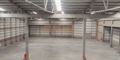 Excelente bodega para arrendar en Guarne con un área total de 4.800 m2 con la posibilidad de arrendar una bodega de 1.000m2, cuenta con energía trifásica 75 KVA compartida, piso reforzado 2 toneladas por m2, 12 mts de altura, amplios baños con duchas, red de gas a punto cero. red contra incendios a punto cero. El valor del canon es más la cuota de administración, construida para empresas con riesgo bajo, categoría III. La bodega cuenta con muelles de carga para cargues y descargues simultáneos y con rampla para acceso de vehículos a bodega.