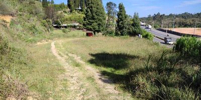 Se arrienda lote de uso comercial y de servicios, ubicado al pie de la autopista Med - Bog, en Guarne. El lote tiene 7268 M2 y está dividido en 2 secciones,-1 tiene 1600 M2 a borde de la vía, que se puede aprovechar para uso comercial, servicio, vivienda. Ej servicios turísticos, carpintería, restaurante, veterinaria, etc. El segundo tramo de lote tiene 5668 M2 montañosos con rieles para el acceso a una casa de 350 mtrs2 de 2 pisos con mansarda. Actualmente arrendada. NO se permite bares, discotecas similares, industria pesada, mediana, que genere contaminación ambiental y auditiva.