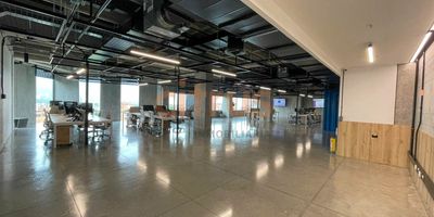 Oficina edificio tradicional de la Milla de Oro, con acabados modernos, acceso a cualquier tipo p&uacute;blico, cerca diversos sitios de inter&eacute;s como lo son Centros Comerciales, entidades bancarias, hoteles o afines. El canon es m&aacute;s IVA y m&aacute;s la cuota de administraci&oacute;n (que no genera IVA), por valor de $13.033.562, para un total que se lleva al gasto de $93.025.482. El edificio cuenta con vigilancia 7x24, con una amplia zona com&uacute;n para esparcimiento y comidas para empleados.
