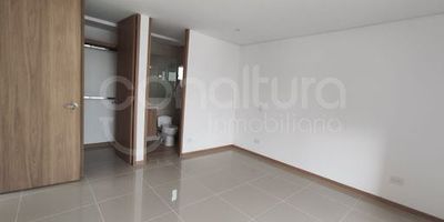 472-5771 Conaltura Inmobiliaria ofrece apartamento en Arriendo en Envigado sector El portal, cuenta con 3 alcobas, 4 baños, 3 Vestier, sala comedor, cocina integral con campana, estufa y calentador a gas, puerta de seguridad, iluminación led, piso en porcelanato, cuenta con parqueadero y cuarto util. Ubicado en edificio con ascensores, citófono, portería vigilancia 24 h, gimnasio, salón social, shut de basura, Jacuzzi y parqueadero de visitantes. Cerca del Ctro Ccial Viva envigado, Av. Las Vegas, Av. El Poblado, Estación del metro y parque de Envigado.